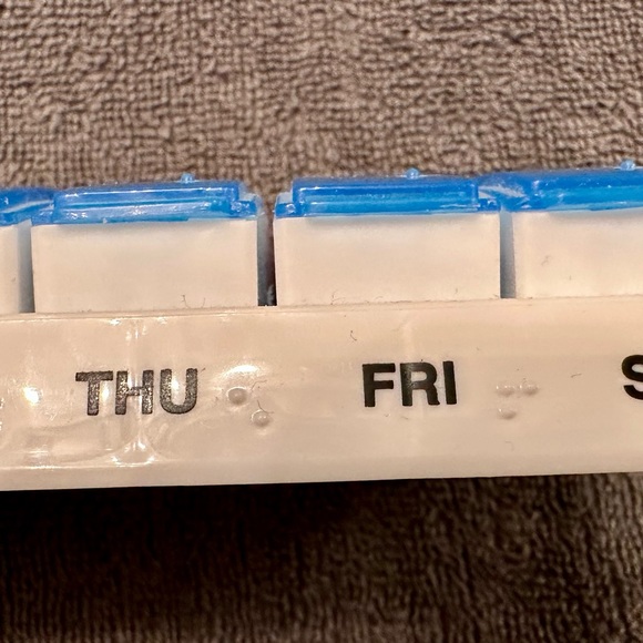 Weekly AM & PM Medication Organizer - Picture 3 of 7